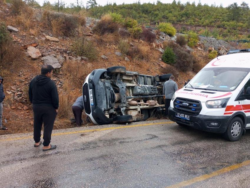 Kamyonet devrildi: 3 yaralı