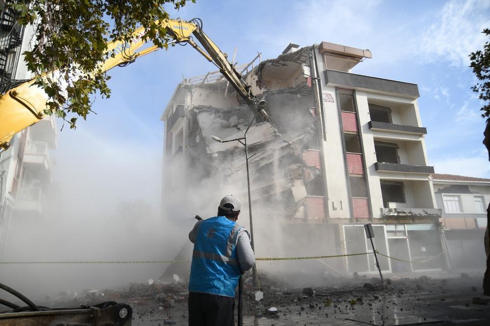 Sındırgı'da yıkım çalışmaları sürüyor