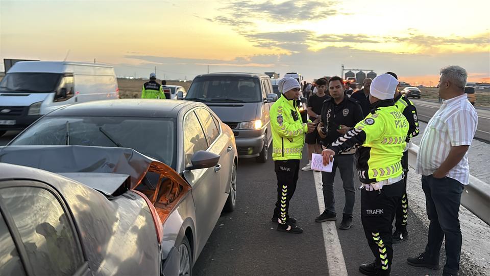 AKSARAY'DA KUM FIRTINASI ZİNCİRLEME KAZAYA NEDEN OLDU: 16 YARALI