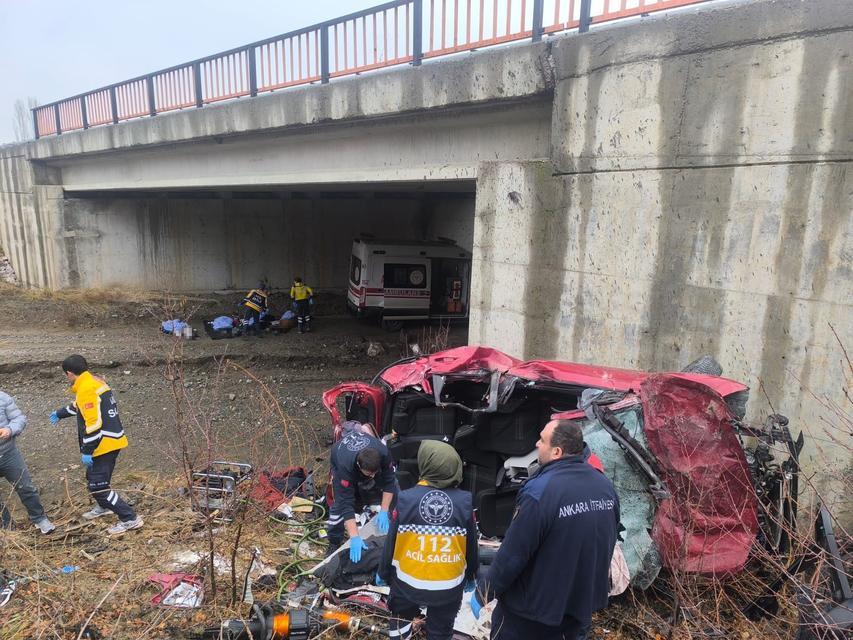 ANKARA'DA OTOMOBİL ŞARAMPOLE UÇTU: 5 ÖLÜ