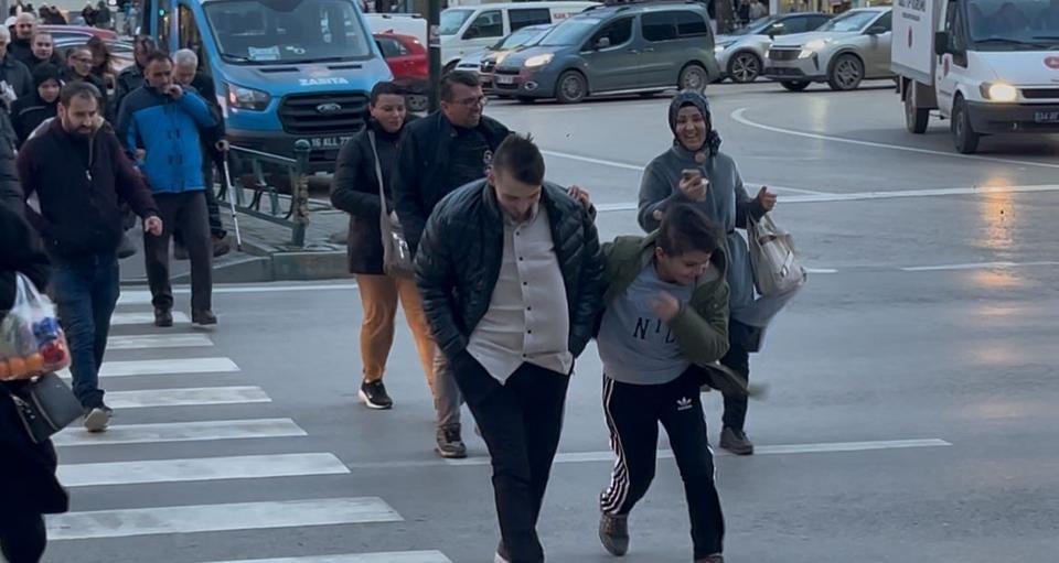 FIRTINADA UÇMAMAK İÇİN YERLERE BÖYLE YATTILAR LODOSUN HIZI SAATTE 75 KİLOMETREYE ULAŞTI, VATANDAŞLAR UÇMAMAK İÇİN YERLERE YATTI BURSA'DA LODOS VATANDAŞA ZOR ANLAR YAŞATTI