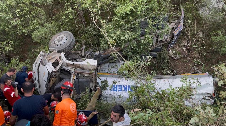 Yangın bölgesinde tanker kazası: Ölü ve yaralılar var