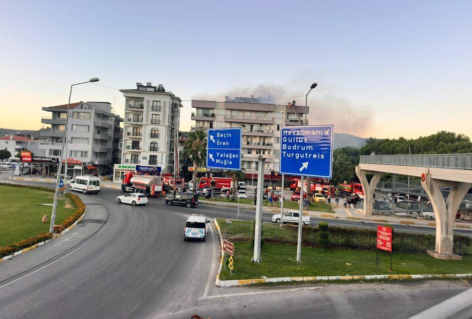 5 katlı binanın çatısında yangın