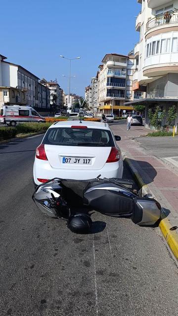 Virajı alamayan motosiklet park halindeki otomobile çarptı