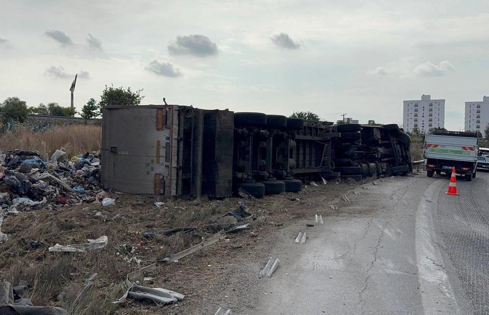 Adana’da atık yüklü tır devrildi: Sürücü yaralandı