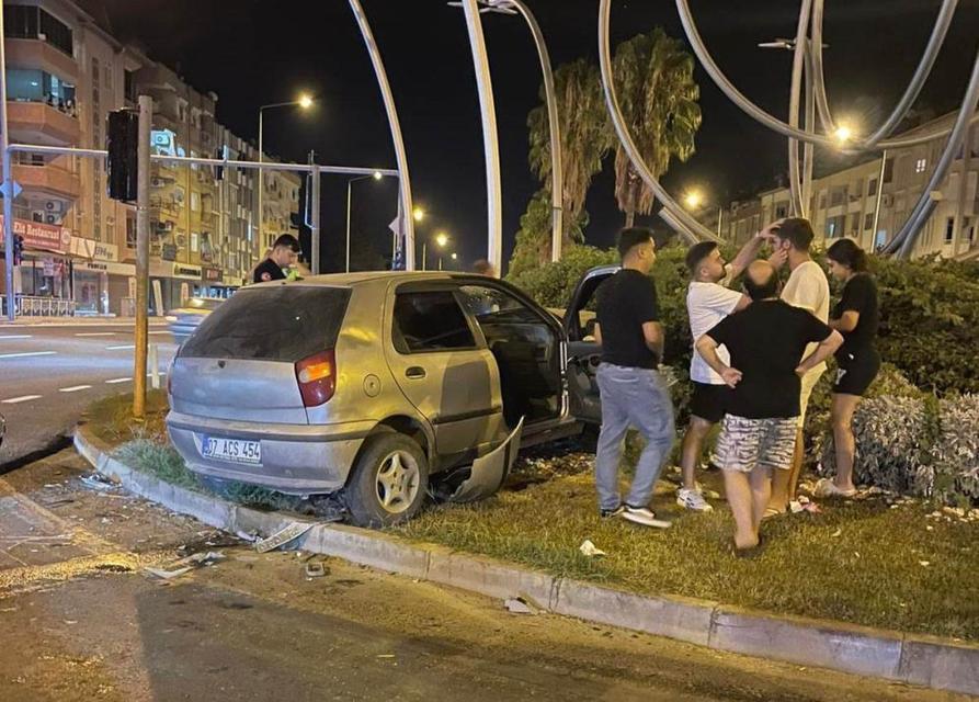 Otomobille hafif ticari araç çarpıştı: 2 yaralı