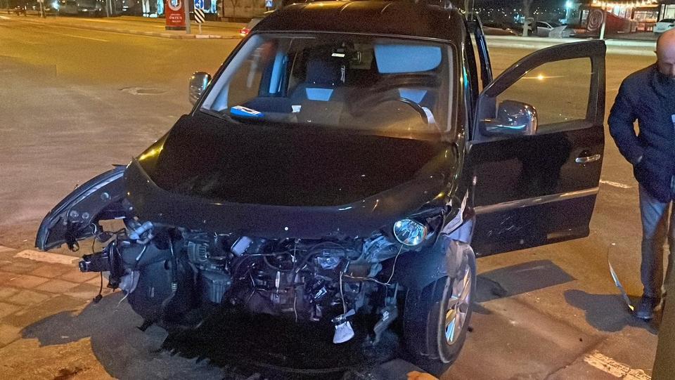 Kaza yapan hafifi ticari aracın radyatörü 30 metre fırladı