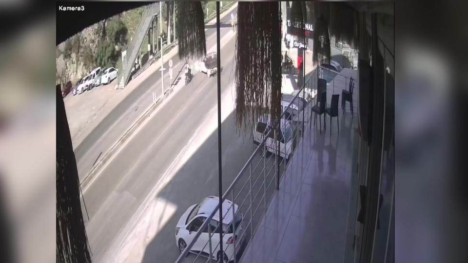 Motosiklet, hafif ticari araca ok gibi saplandı