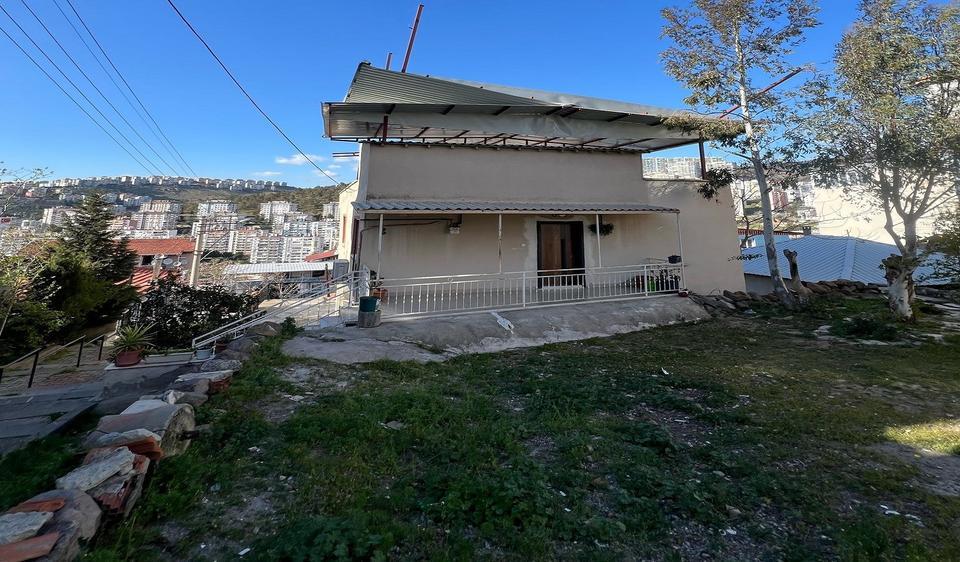 ÇATI ONARIRKEN ŞİDDETLİ RÜZGARIN SAVURDUĞU BABA VE OĞLU HAYATINI KAYBETTİ