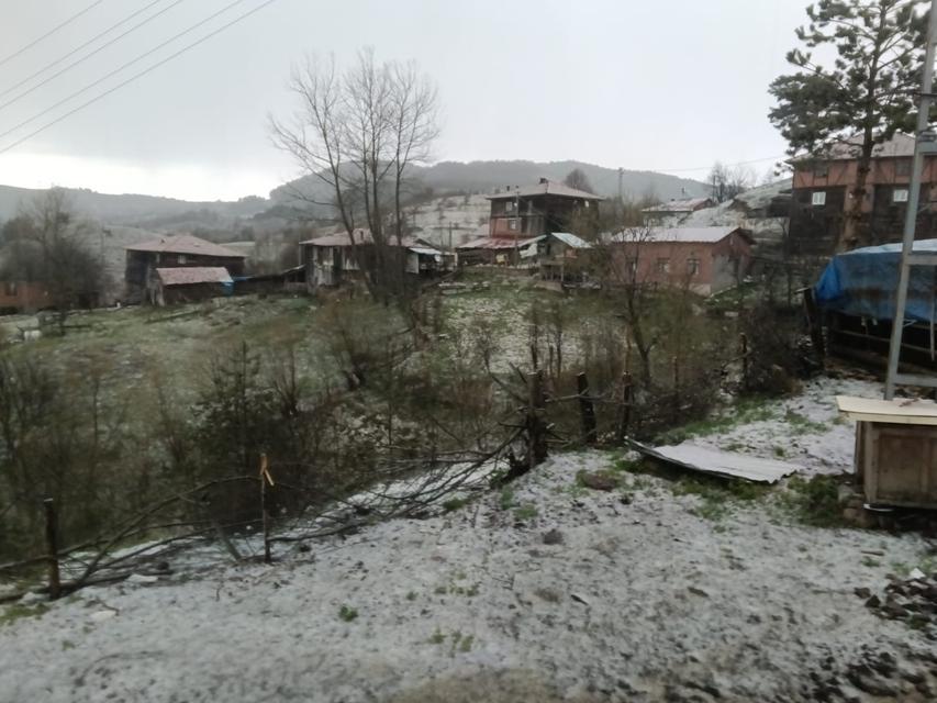 Ceviz büyüklüğünde dolu yağdı