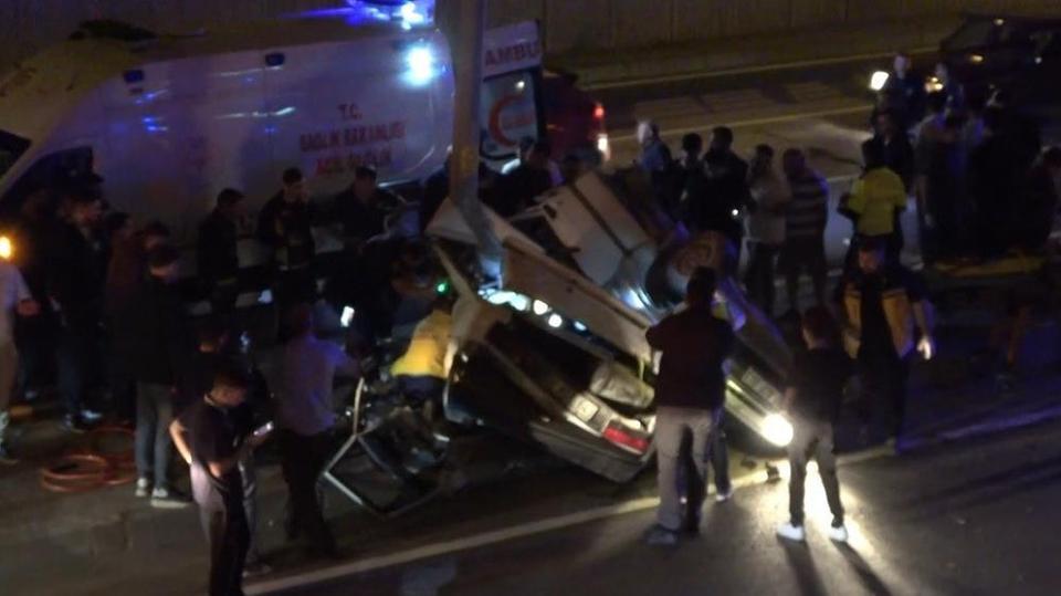 Direğe çarpan otomobil ikiye katlandı: 1'i ağır 3 yaralı