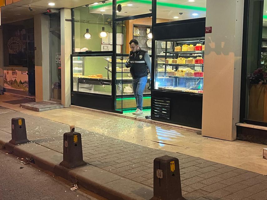 Kafeye saklanan genç, silahlı saldırıda yaralandı