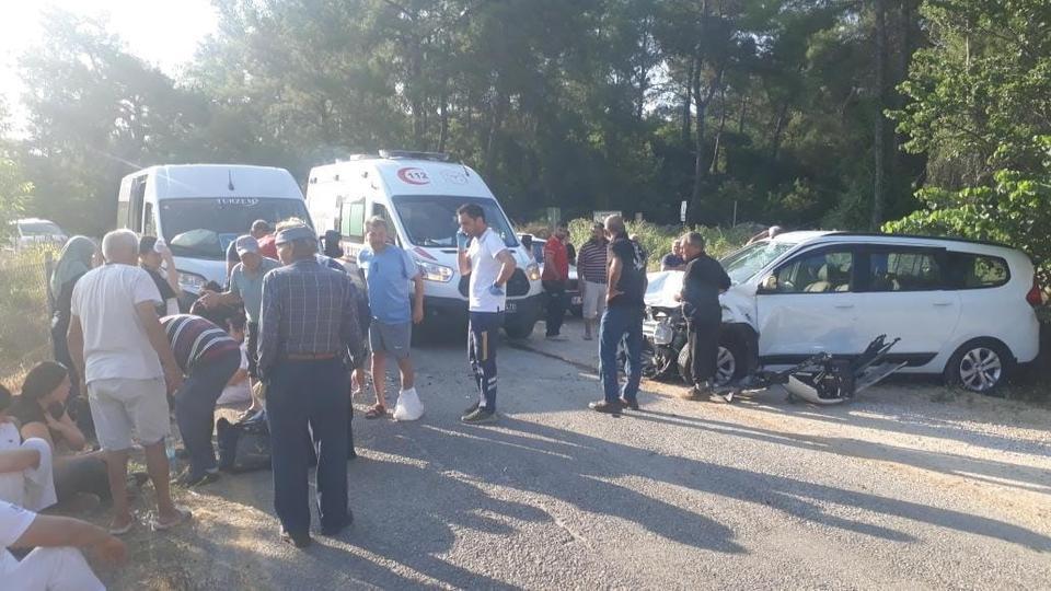 Servis minibüsü ile otomobil çarpıştı: 9 yaralı