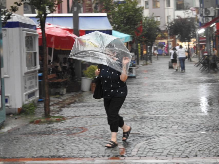 EDİRNE'DE SAĞANAK SÜRPRİZİ: BÜYÜKLER KAÇTI, ÇOCUKLAR DANS ETTİ EDİRNE'DE SAĞANAK BASTIRDI, ÇOCUKLAR YAĞMURUN TADINI ÇIKARDI EDİRNE'DE ÇOCUKLARIN SAĞANAK ALTINDA DANSI RENKLİ GÖRÜNTÜLER OLUŞTURDU