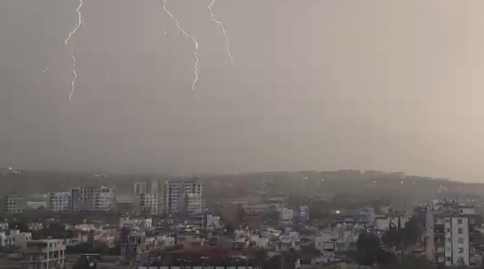 Yıldırımın düşme anı kameraya yansıdı