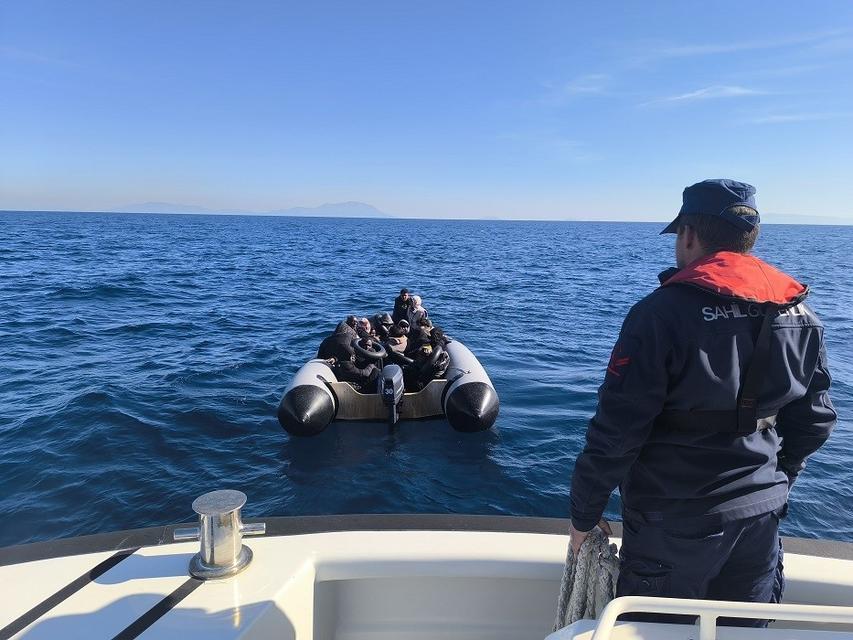 İzmir'de 55 göçmen kurtarıldı