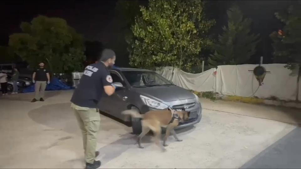 Otomobile zulalanan 6,5 kilo esrar narkotik köpeğiyle bulundu
