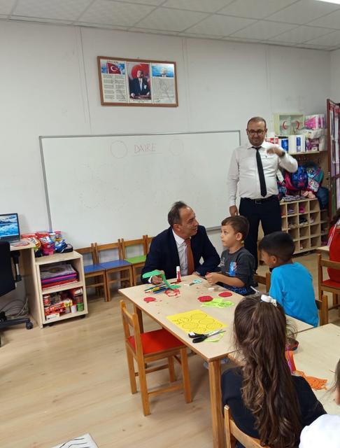 Efeler İlçe Milli Eğitim Müdürü Çomruk, öğrencilerin oyununa ortak oldu