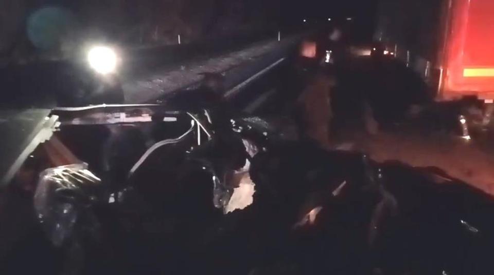 Jandarma personelinin kullandığı otomobil tıra çarptı