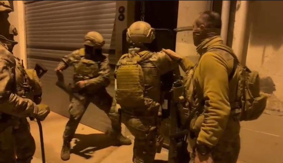İZMİR'DE 26 AYRI ADRESE SİLAH KAÇAKÇILIĞI BASKINI: 15 GÖZALTI