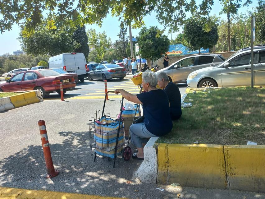 Aydın'da pazarda yorulan vatandaşlar, kavak ağacı altında dinlendi
