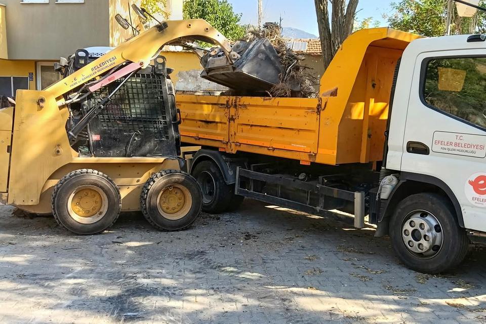 Efeler’de temizlik çalışmaları aralıksız sürüyor