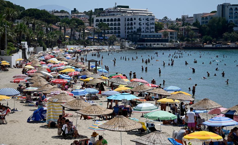 Aydın'da sıcaktan bunalanlar plajlara akın etti