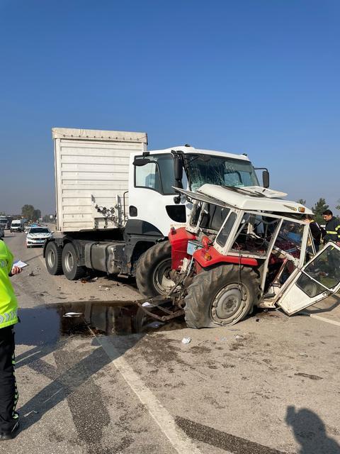 TOKAT'TA TIR TRAKTÖRLE ÇARPIŞTI: 2 ÖLÜ, 1 YARALI