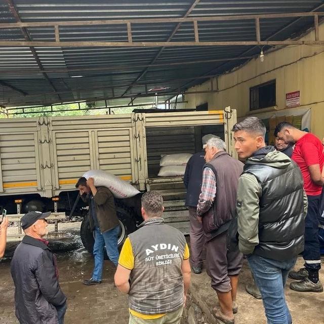 SÖKE'DE SEL MAĞDURLARINA YEM DESTEĞİ