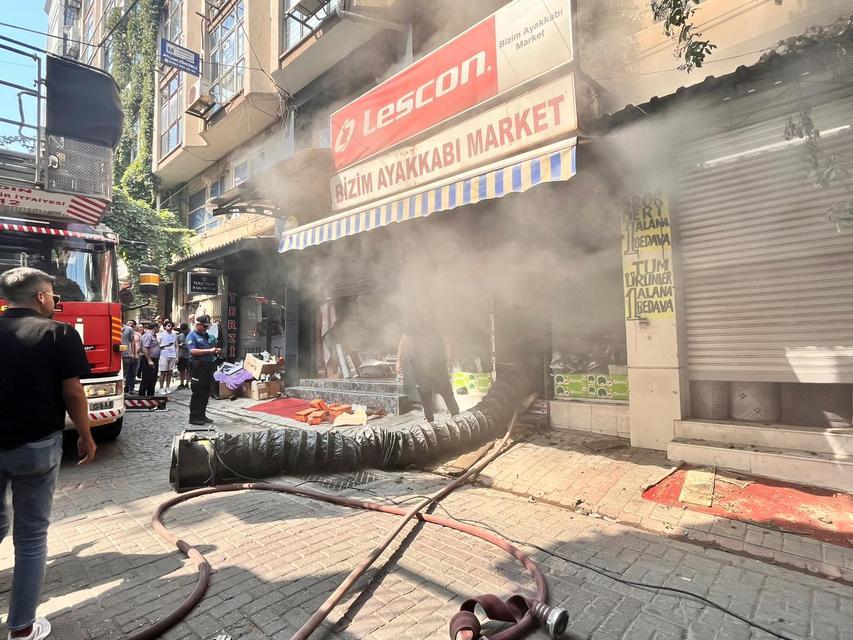 Aydın'da ayakkabı mağazası alevlere teslim oldu
