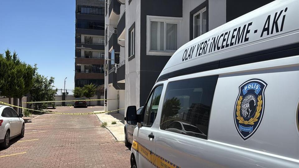 Kucağına aldığı çocuğuyla 8'inci kattan atladı: Anne öldü, çocuk ağır yaralandı