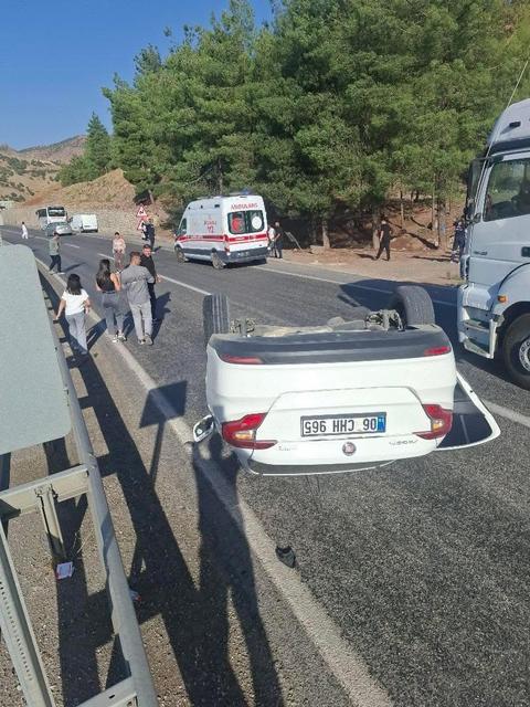 Otomobil takla attı: 2 kişi ölümden döndü