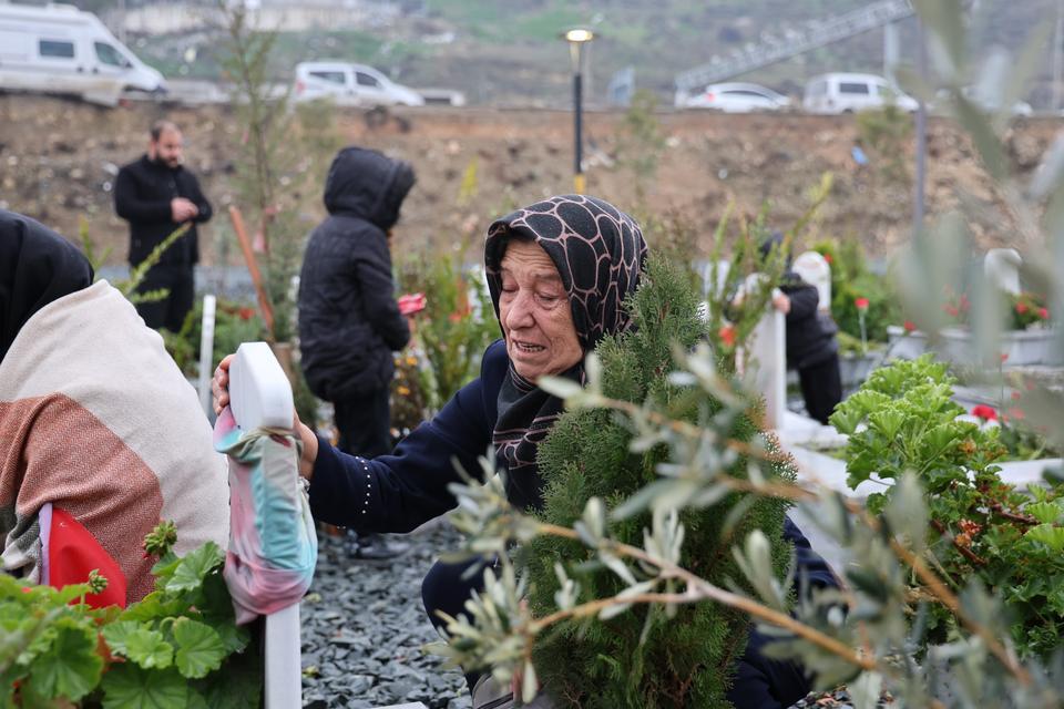DEPREMDE GELİNİ VE 3 TORUNUNU KAYBEDEN ATRAK KALEŞ: "1 YILLIK BİNA 3 SANİYEDE ÇÖKER Mİ?"