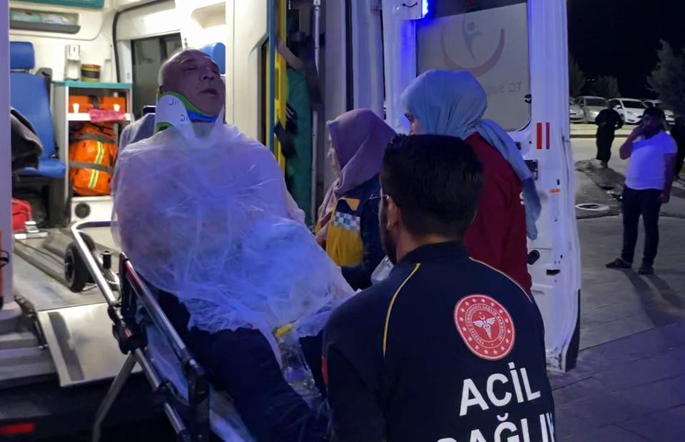 Emekli polis memurunu darbedip bıçakladı