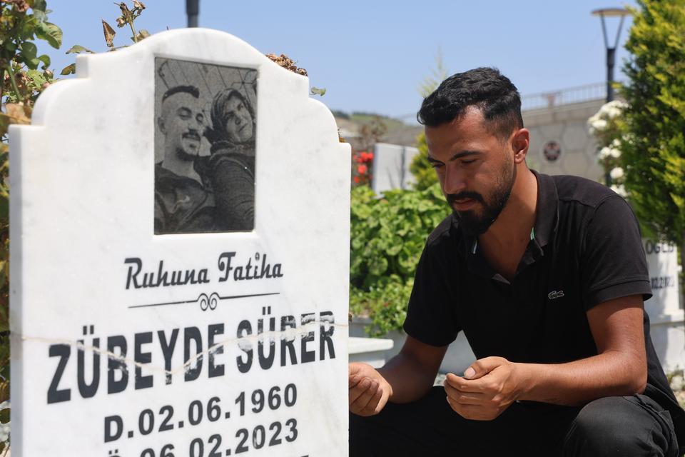 DEPREM MEZARLIĞINDA BURUK ANNELER GÜNÜ MEZAR ZİYARETİ YAPAN HASAN SÜRER: "HERKES HAYATTAYKEN ANNE VE BABASININ DEĞERİNİ BİLSİN"
