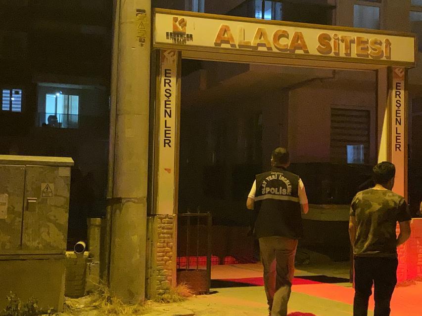 KAPI ÖNÜNDEKİ KAVGA CİNAYETLE SONUÇLANDI: TARTIŞTIĞI KADINI BIÇAKLAYARAK ÖLDÜRDÜ EVİNE GİDİP TARTIŞTIĞI KADINI BIÇAKLAYARAK ÖLDÜREN GENÇ KIZ VE ARKADAŞI GÖZALTINA ALINDI