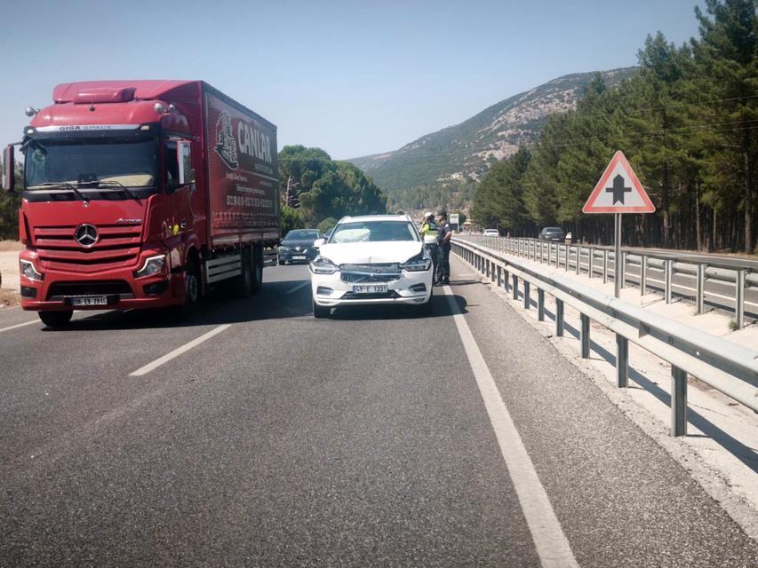 MUĞLA'DA ZİNCİRLEME KAZA SONRASI KARAYOLUNDA TRAFİK TIKANDI