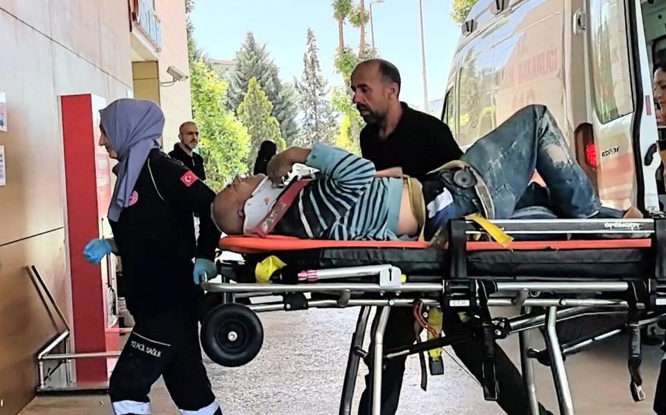 İnşaattan düşerek ağır yaralanan işçi çocuklarını sayıkladı
