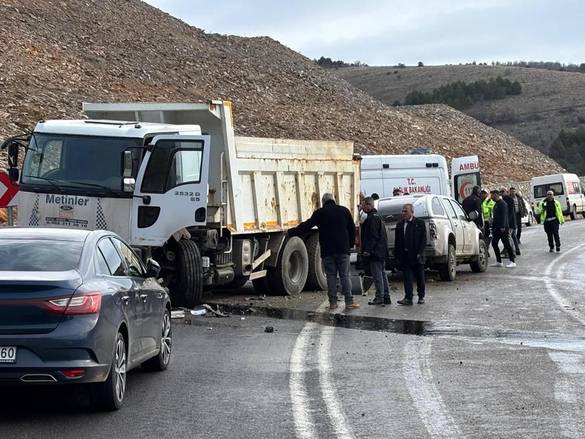 BUZLANMA KAZAYA NEDEN OLDU: 4 YARALI