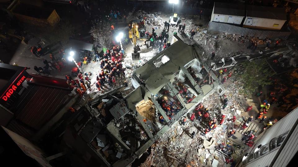 Enkaz başında 14. saat: Hummalı çalışma sürüyor