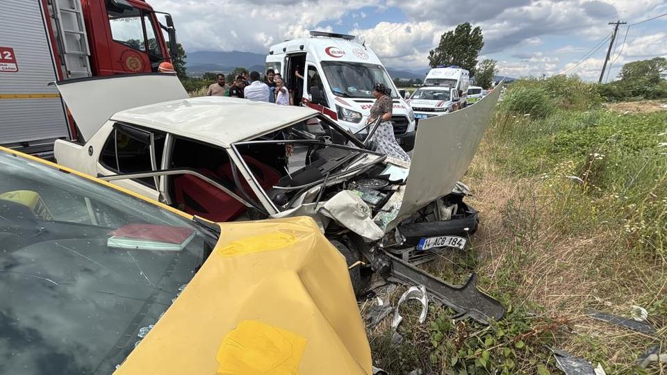 Ticari taksi ile otomobil çarpıştı: 5 yaralı