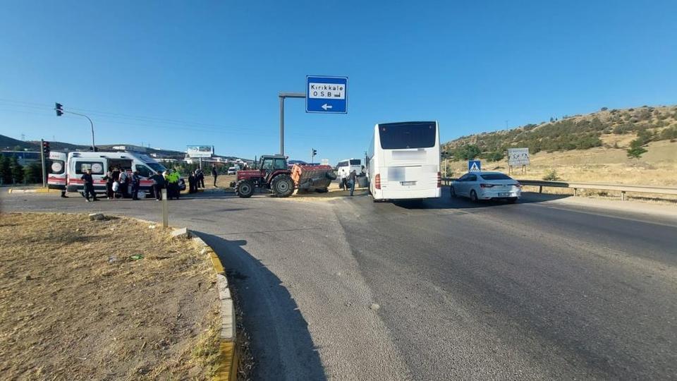 Traktörle çarpışan otobüste 3 kişi yaralandı