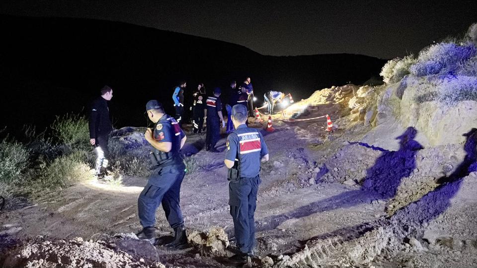 Genç adam karısından helallik isteyip yaşamına son verdi