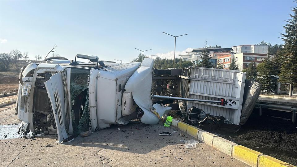 Devrilen kömür yüklü tırın sürücüsü yaralandı