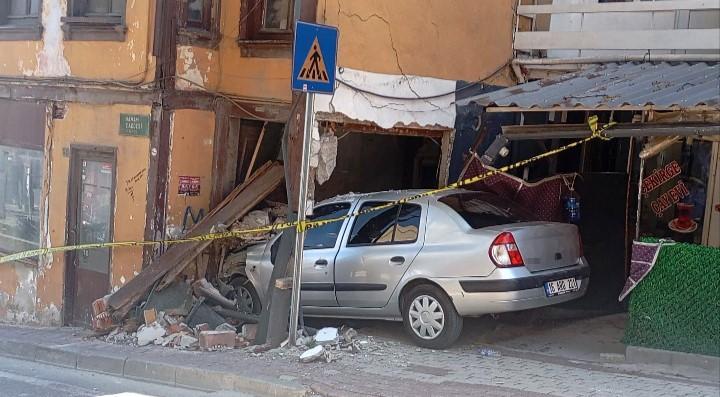 Freni boşalan otomobil eve girdi