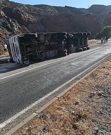 Virajı alamayan tır, devrildi