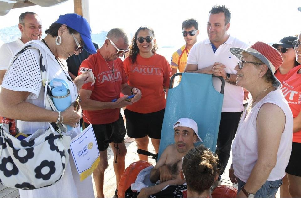 Kuşadası'nda engelsiz plaj uygulamasıyla deniz keyfi herkes için erişilebilir oldu