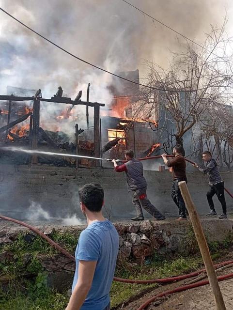 Çorum'un Kargı ilçesine bağlı Sinanözü köyünde çıkan yangında 6 ev yandı.

Edinilen bilgilere göre, Kargı'nın Sinanözü köyünde bir evde, henüz belirlenemeyen bir nedenle yangın çıktı.