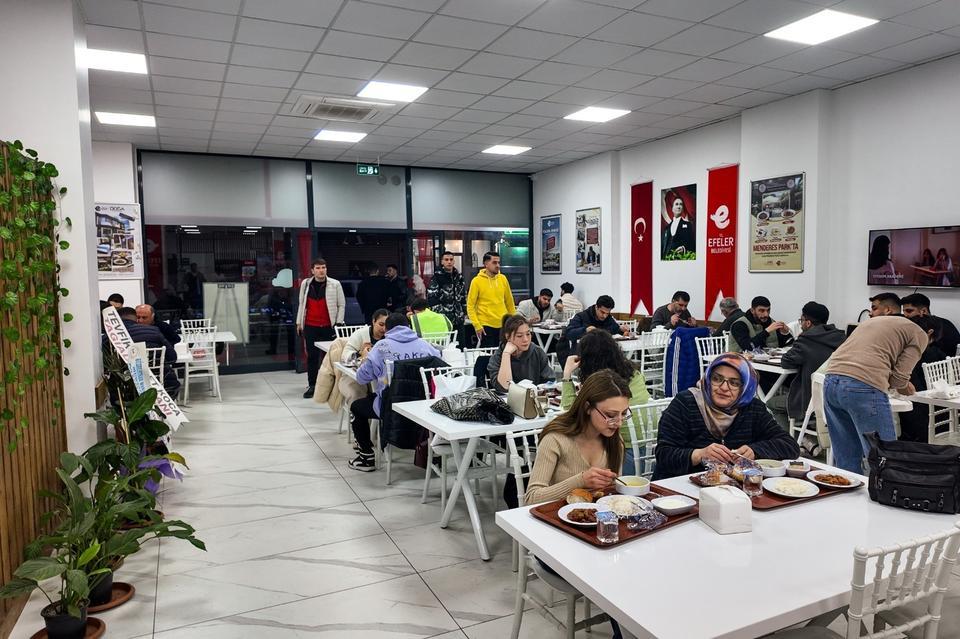 Efeler’de dayanışma büyüyor