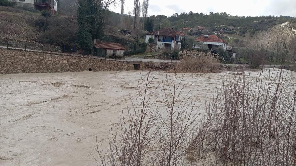 Sel köprülere ağır hasar verdi